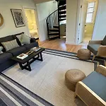 Prime Location! Renovated House! 6 Bed4 Bath
