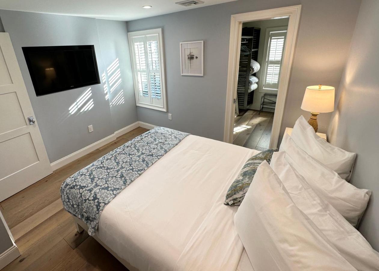 Beautifully Renovated 2 Bed 2 Bath Private * Newport
