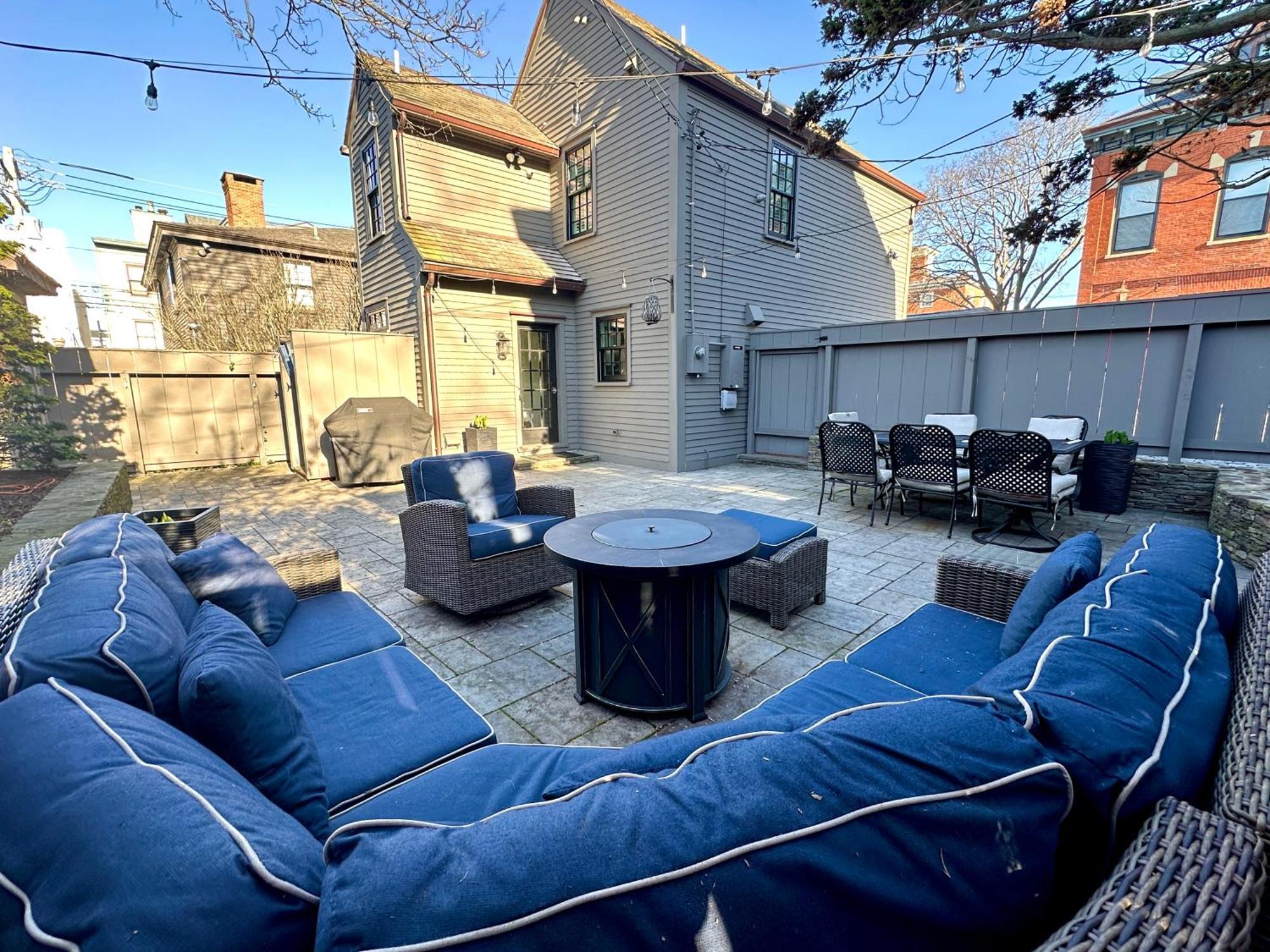 Beautifully Renovated 2 Bed 2 Bath Private Holiday home