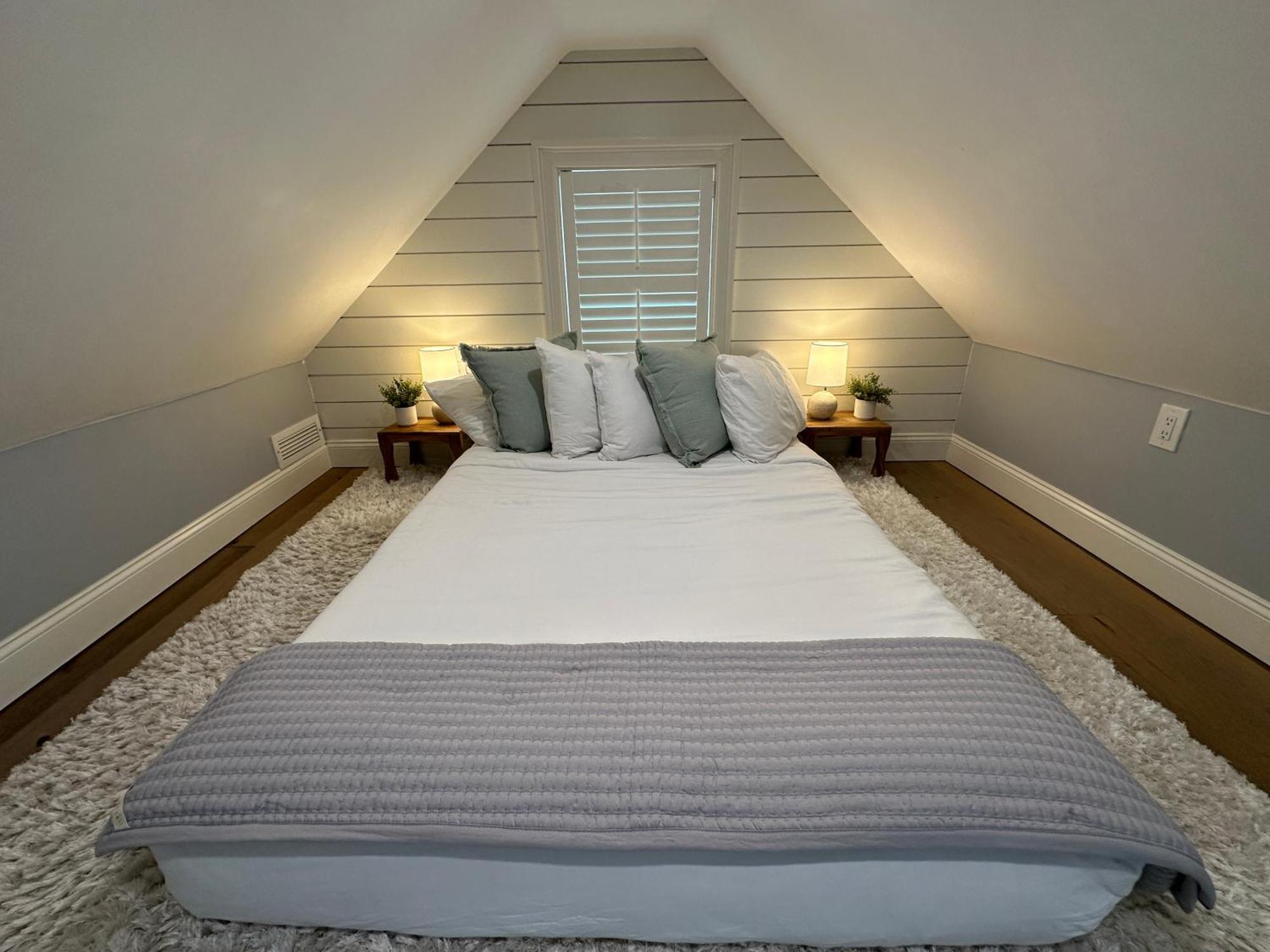 Holiday home Beautifully Renovated 2 Bed 2 Bath Private *