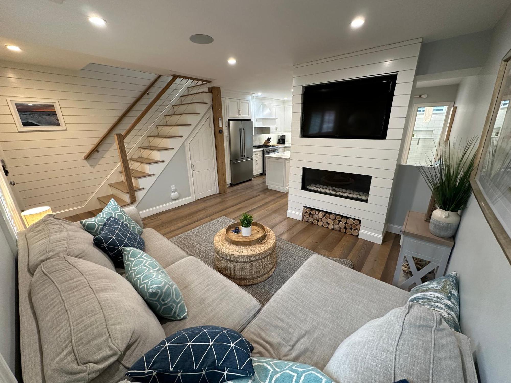 Beautifully Renovated 2 Bed 2 Bath Private * Newport