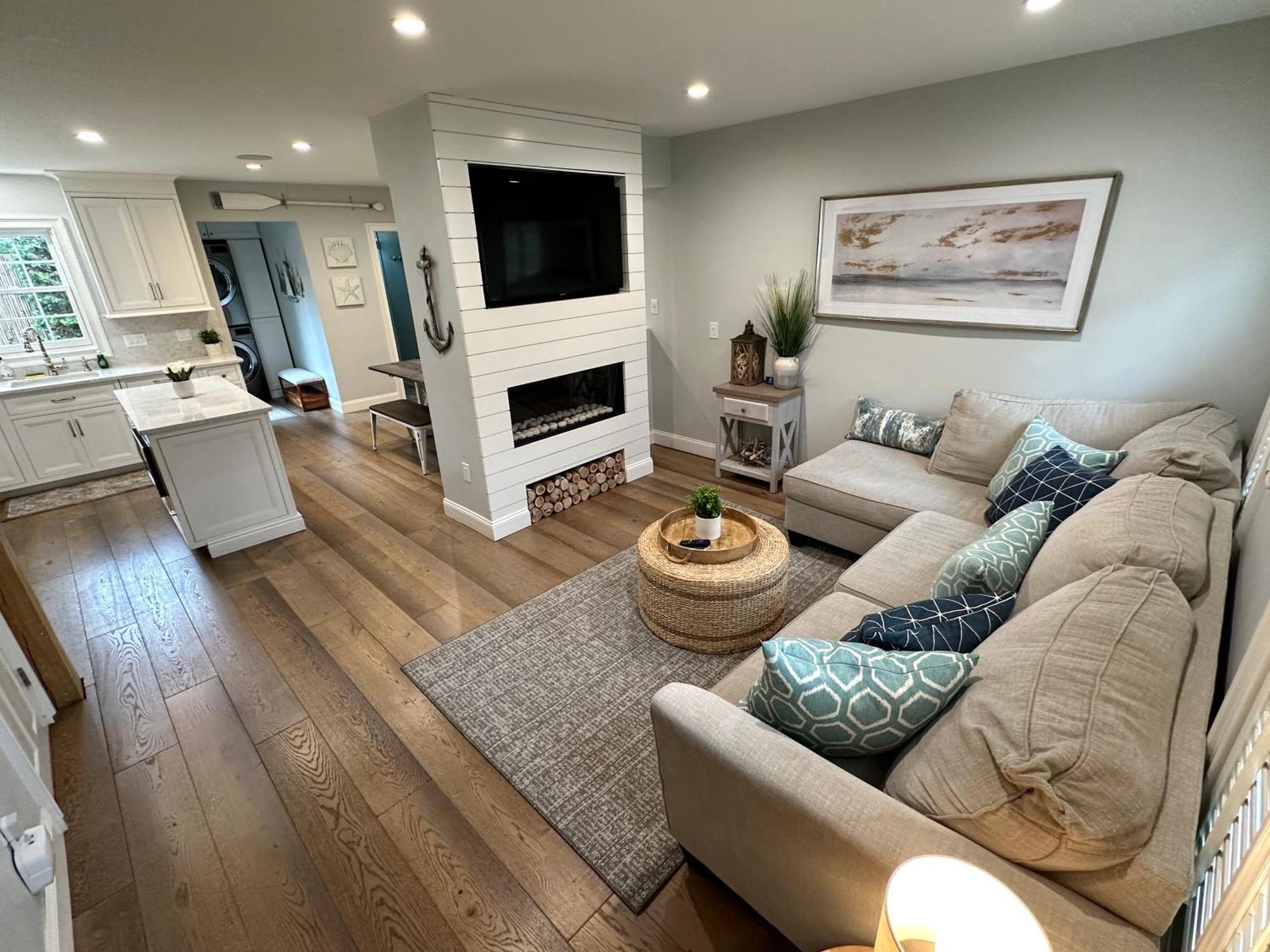 Holiday home Beautifully Renovated 2 Bed 2 Bath Private *