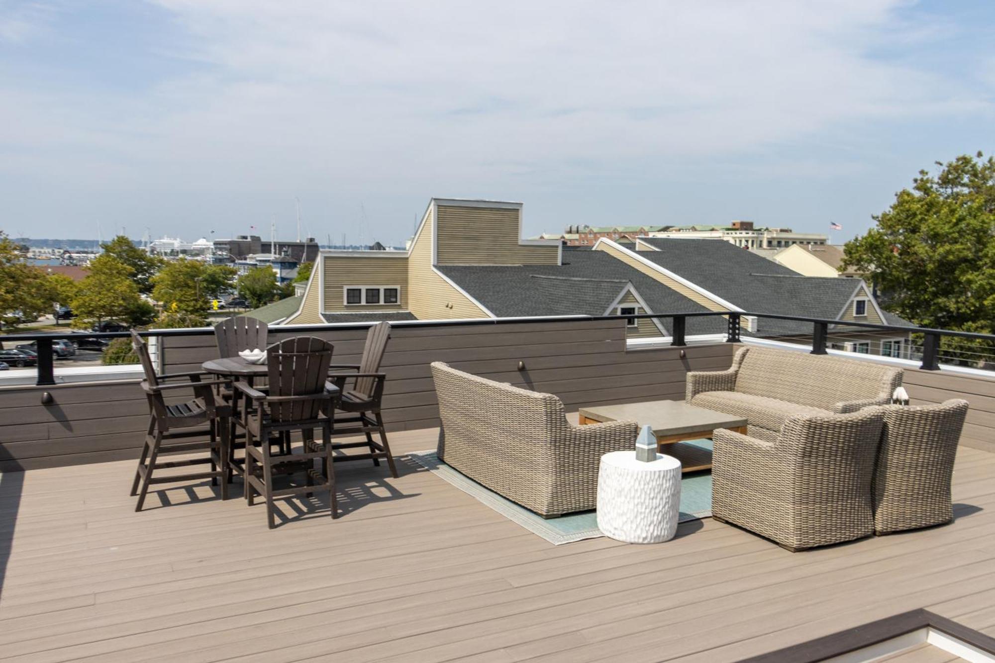 The Lofts - 194 Thames Street Apartment *