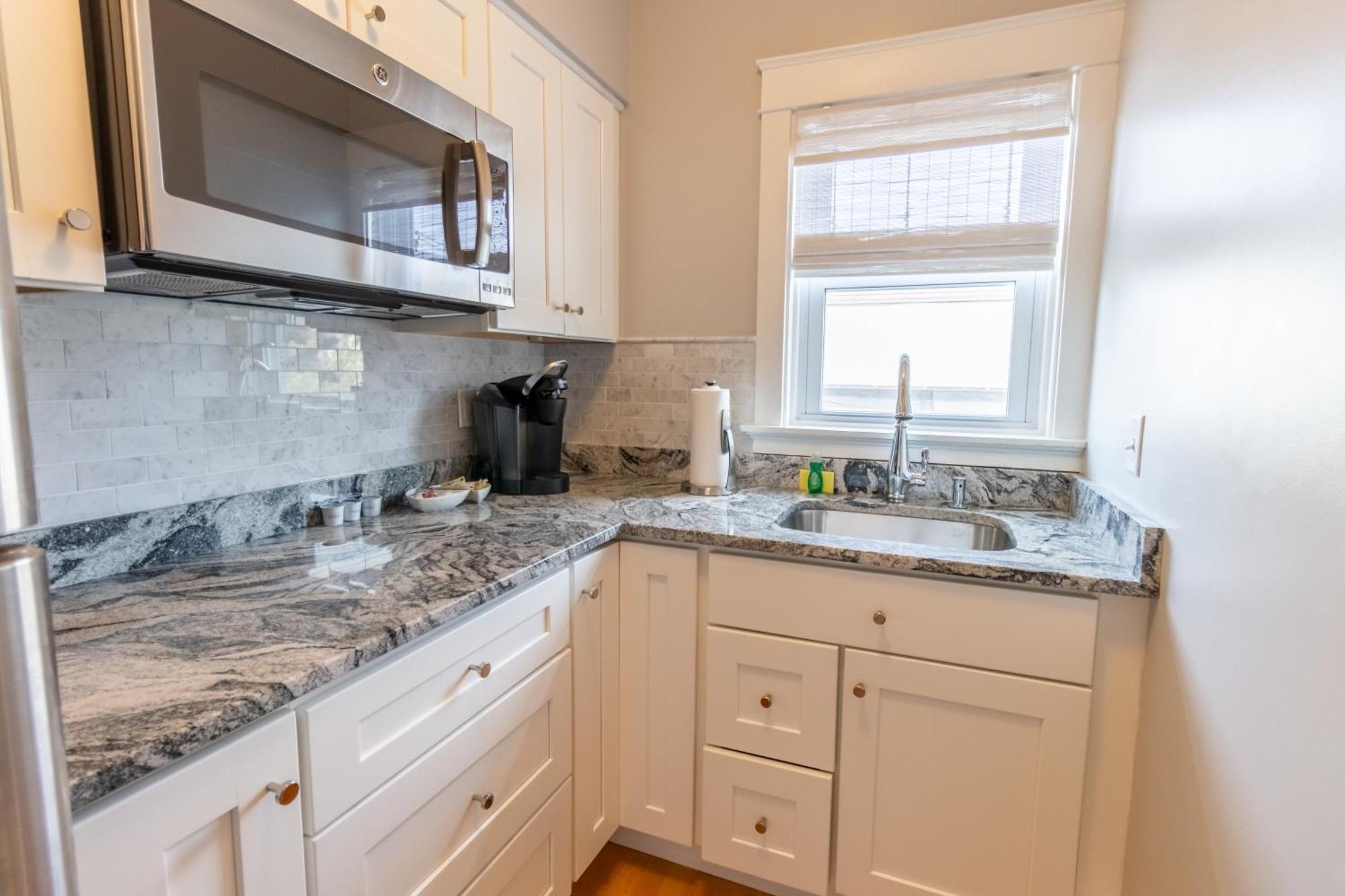 The Lofts - 194 Thames Street Apartment