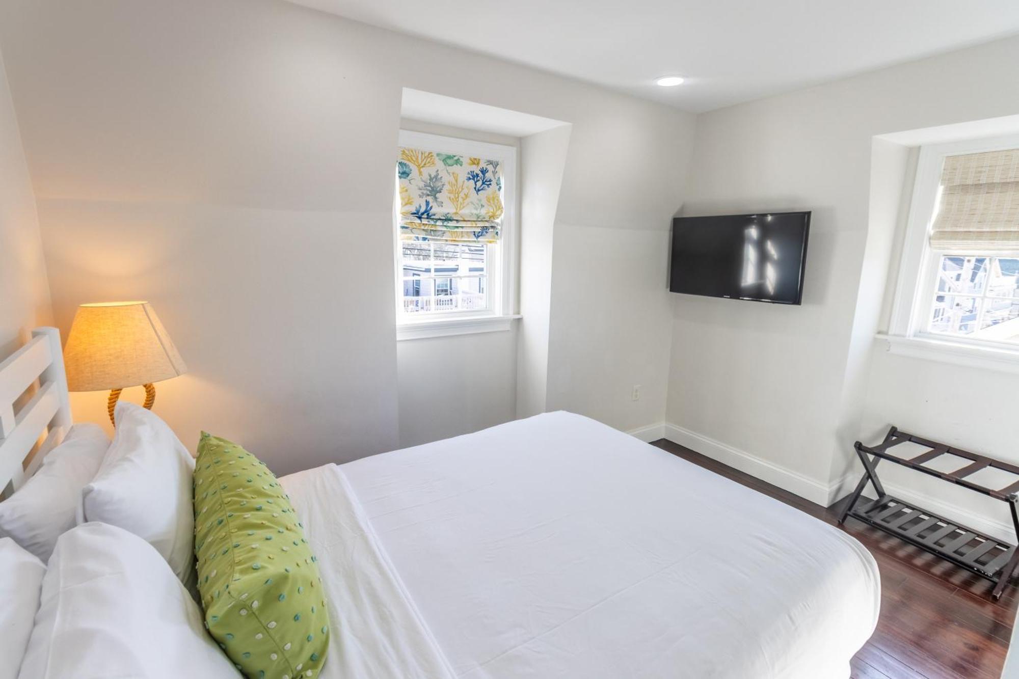 The Lofts - 617 Thames Street Apartment