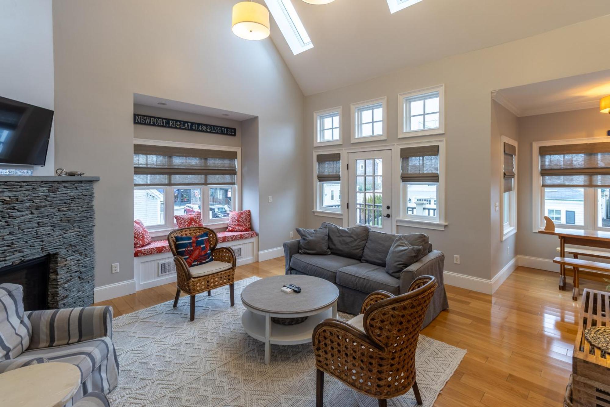 The Lofts - 611 Thames Street Apartment