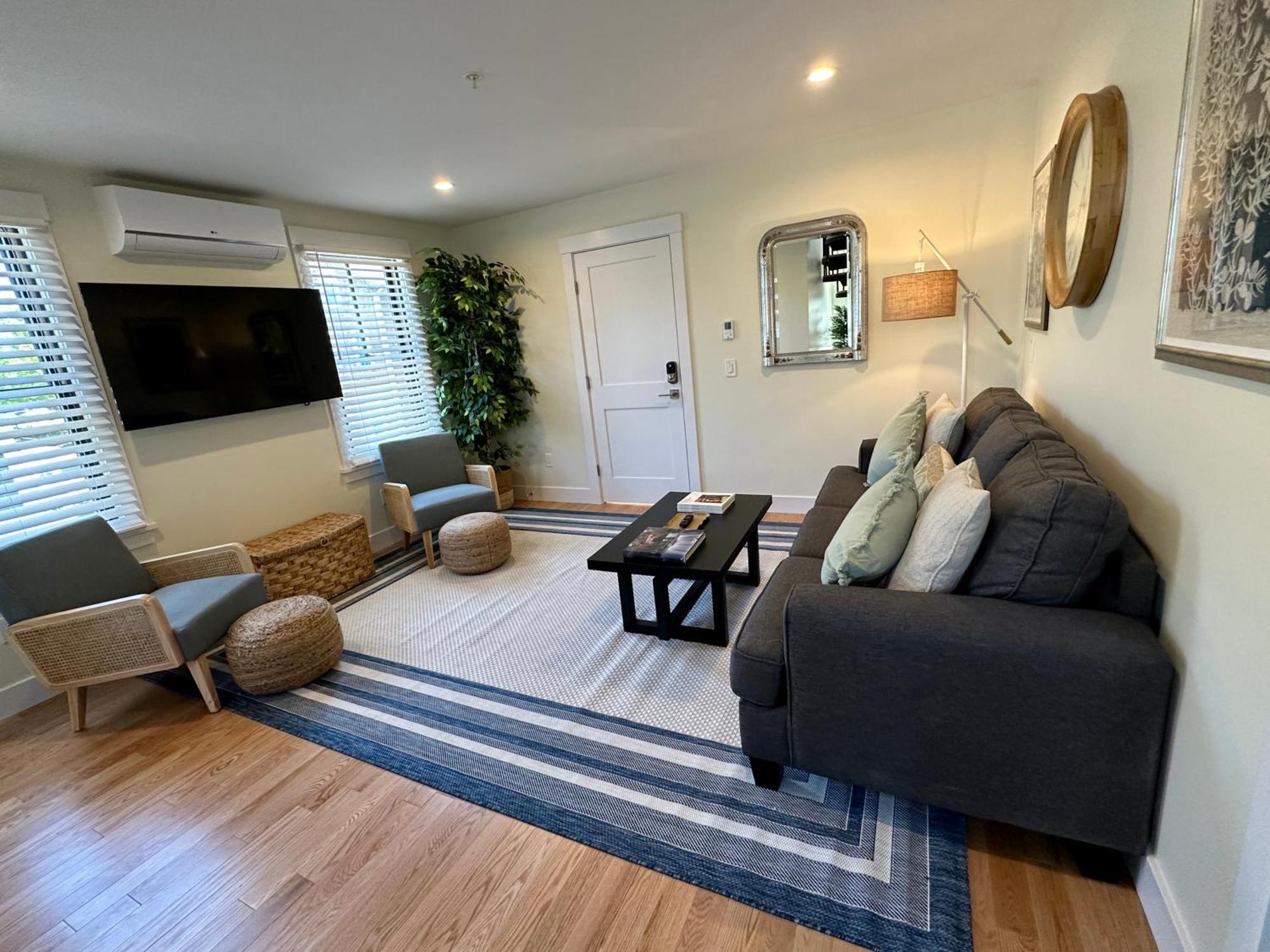 Prime Location! Renovated House! 6 Bed4 Bath Newport