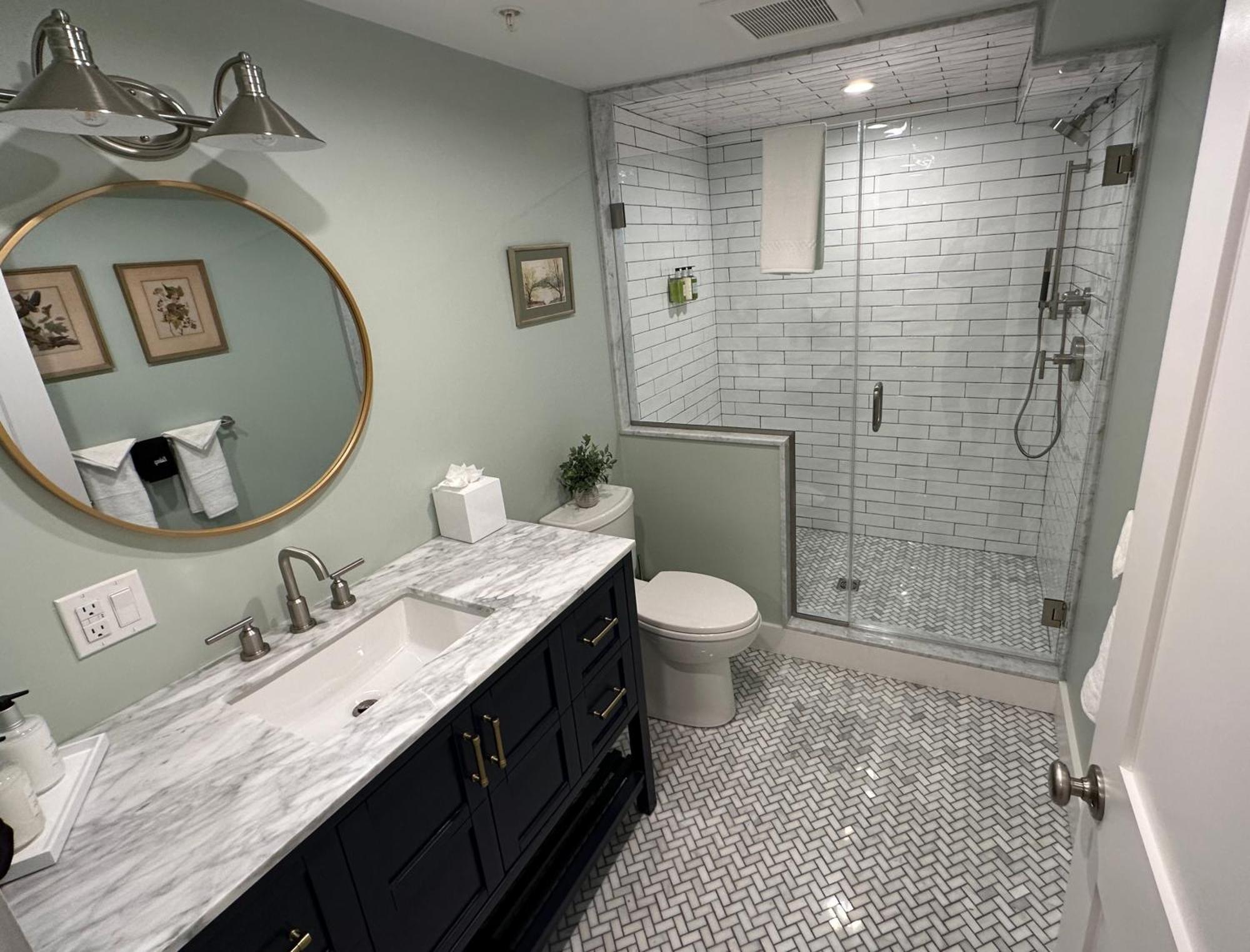 Prime Location! Renovated House! 6 Bed4 Bath Hotel