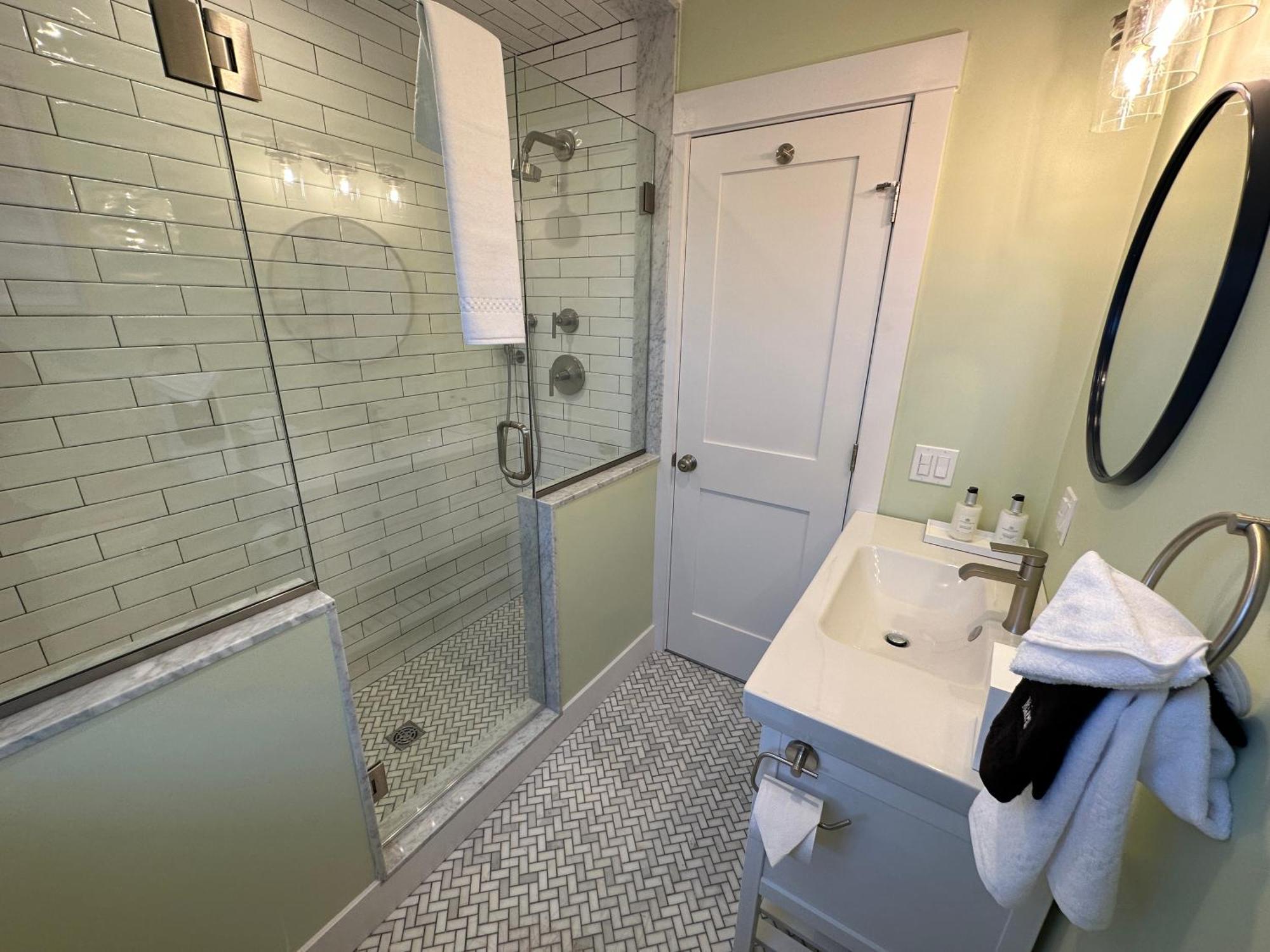 Prime Location! Renovated House! 6 Bed4 Bath Hotel