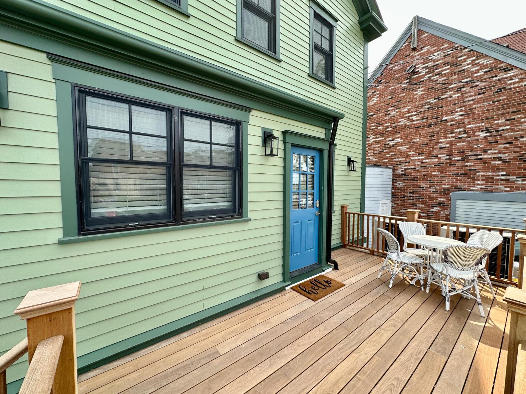 Prime Location! Renovated House! 6 Bed4 Bath Newport