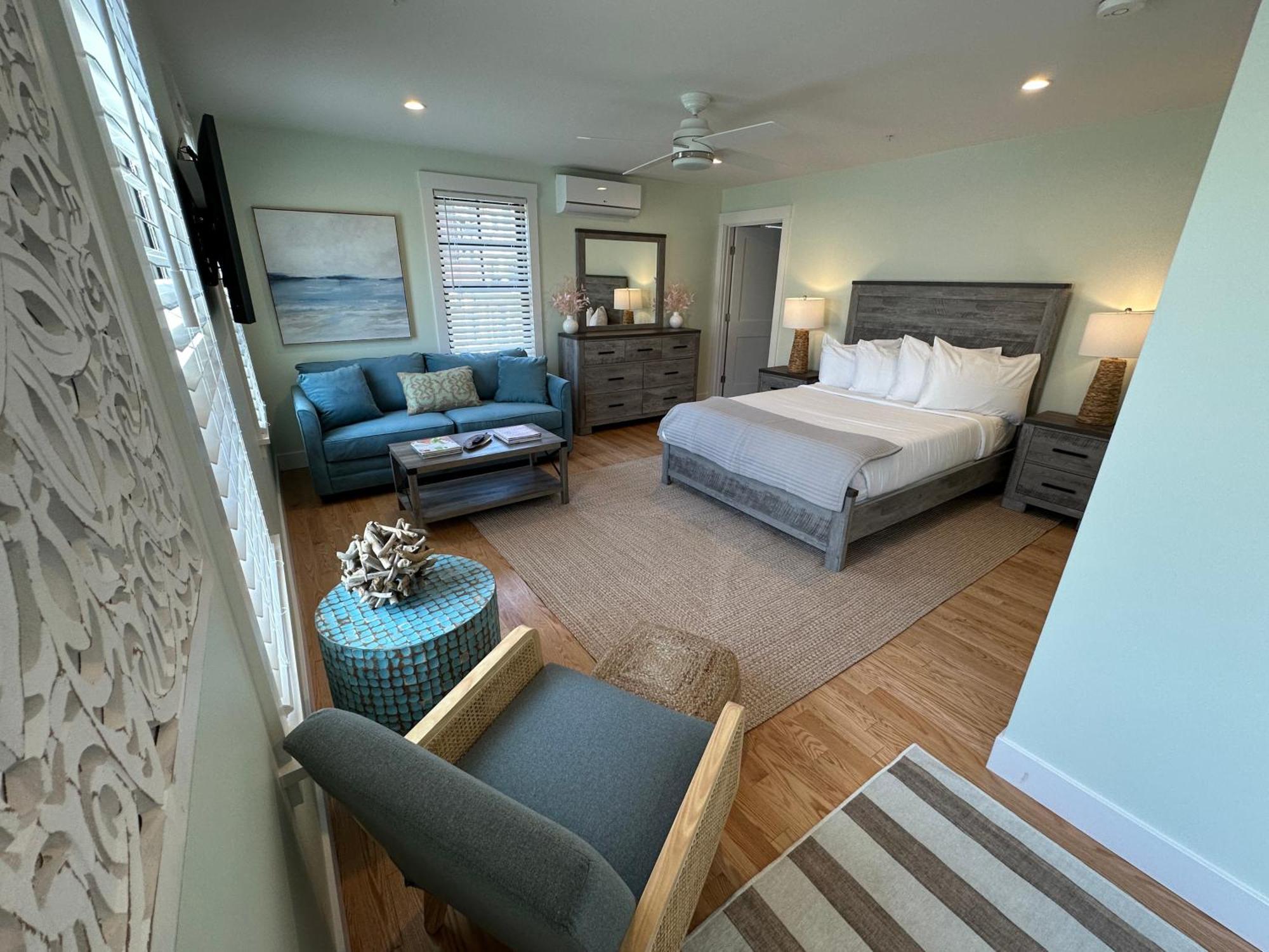 Prime Location! Renovated House! 6 Bed4 Bath