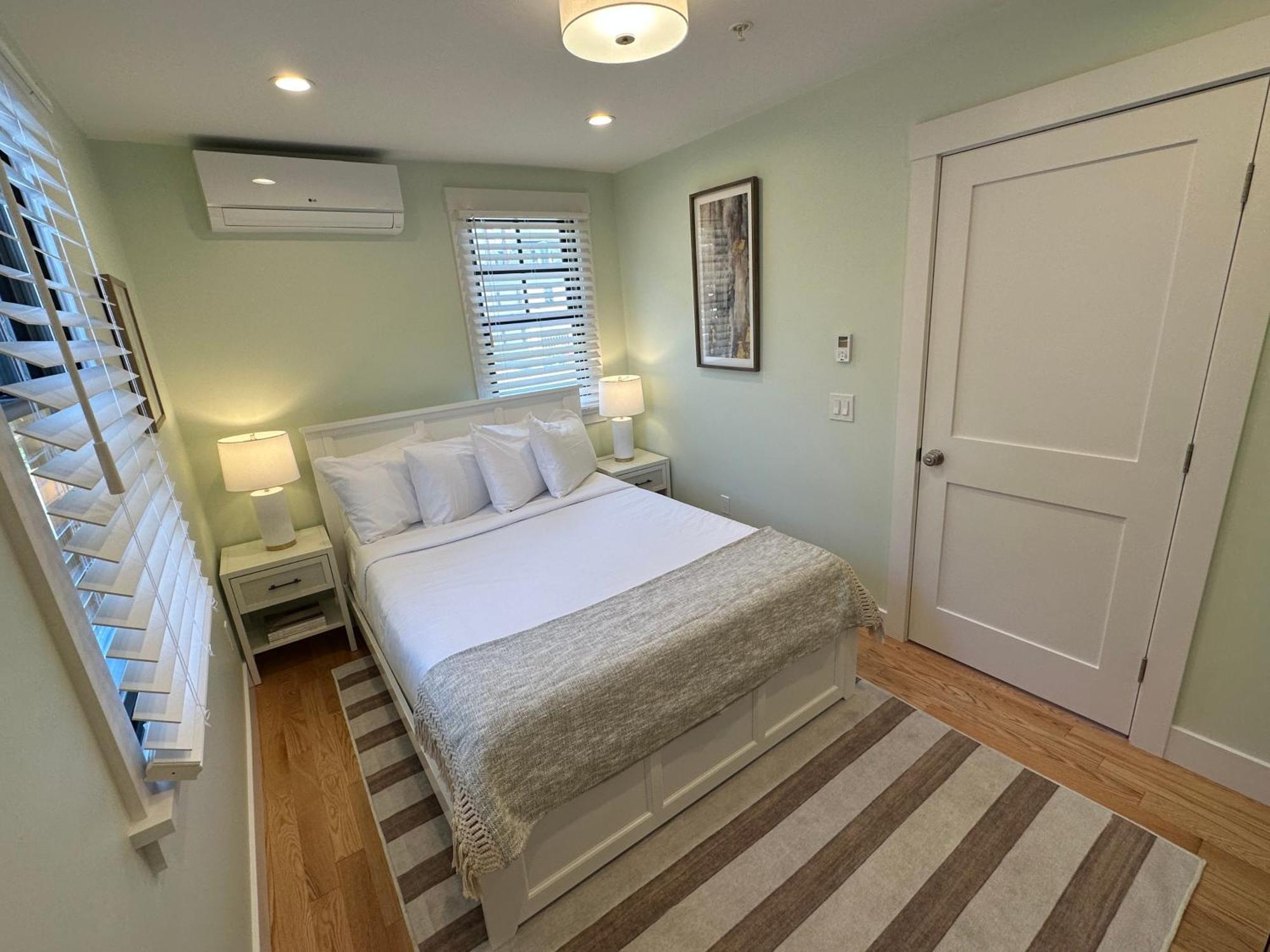 Prime Location! Renovated House! 6 Bed4 Bath * Newport