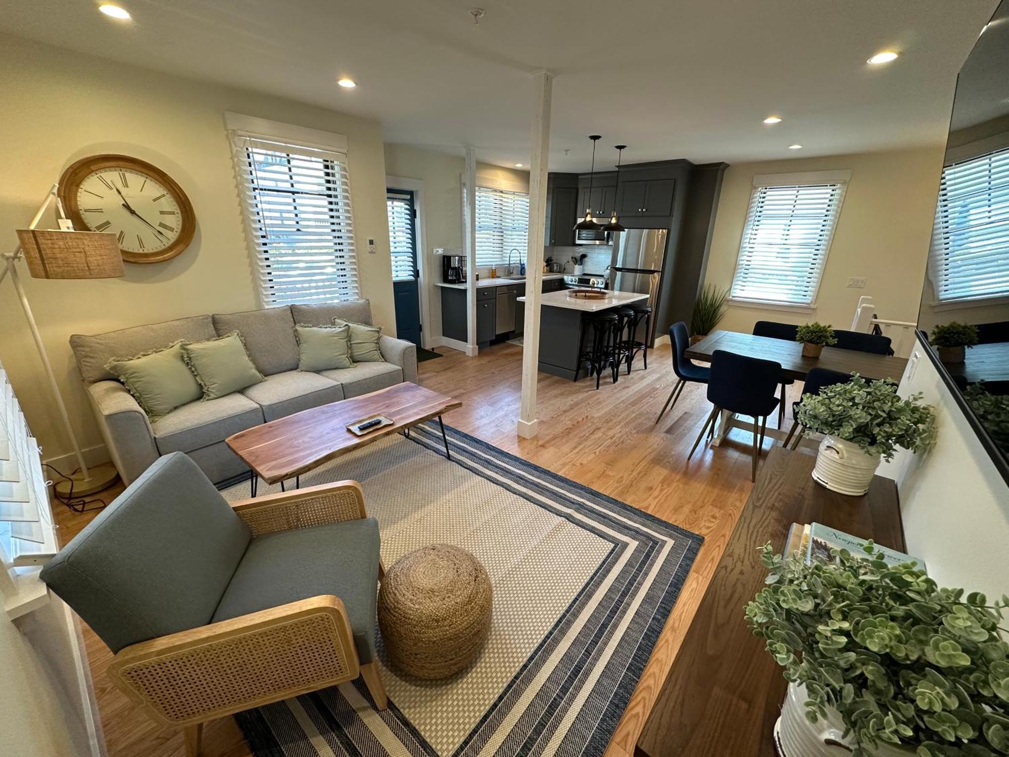 Prime Location! Renovated House! 6 Bed4 Bath Hotel Newport