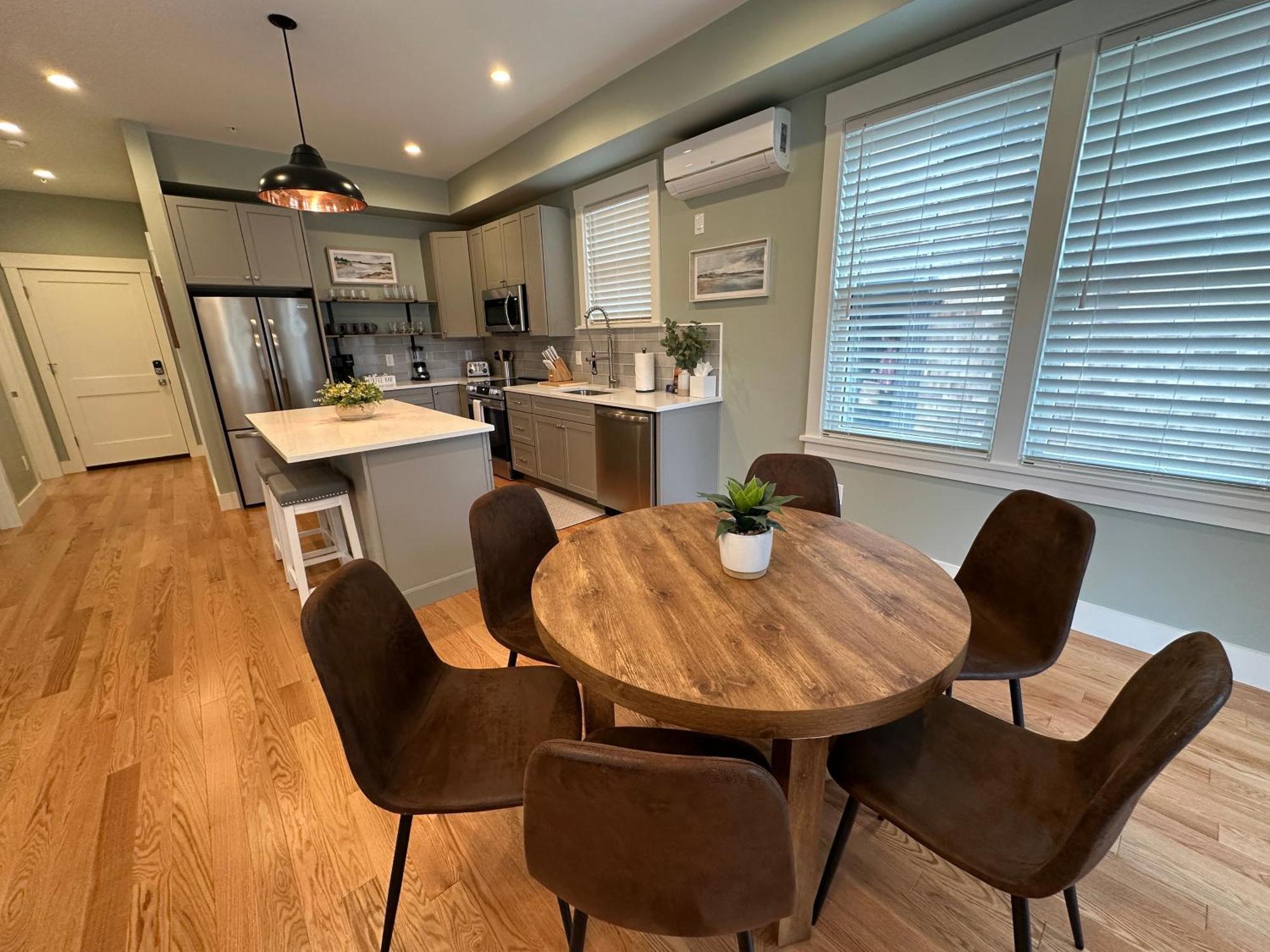 Brand New Construction! 3 Unit5 Bed Holiday home Newport