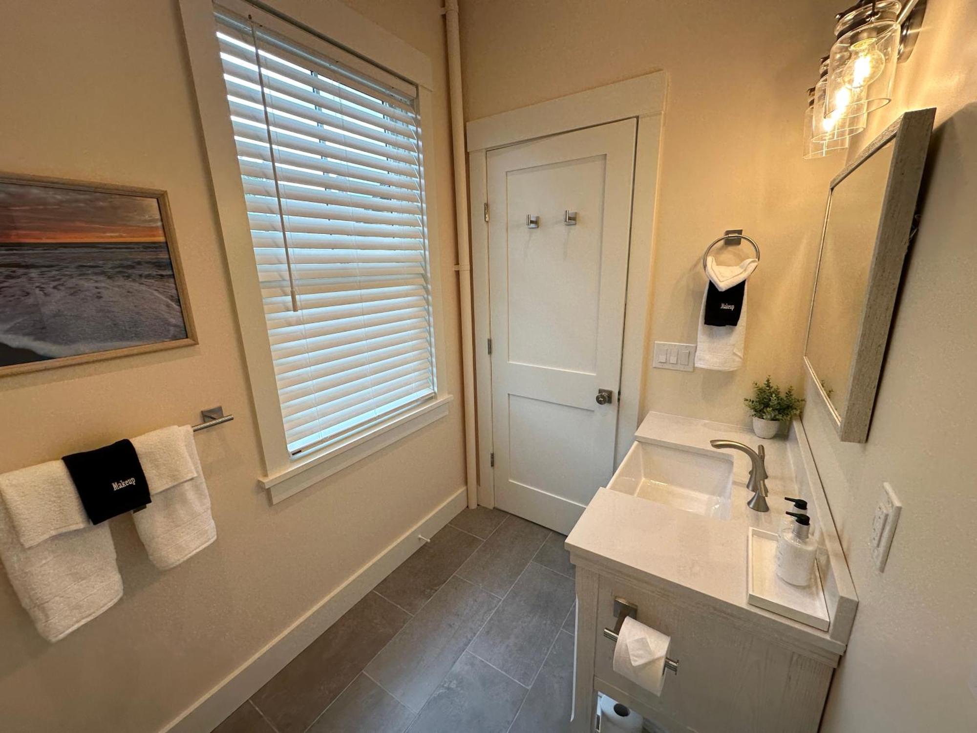 Holiday home Brand New Construction! 3 Unit5 Bed Newport