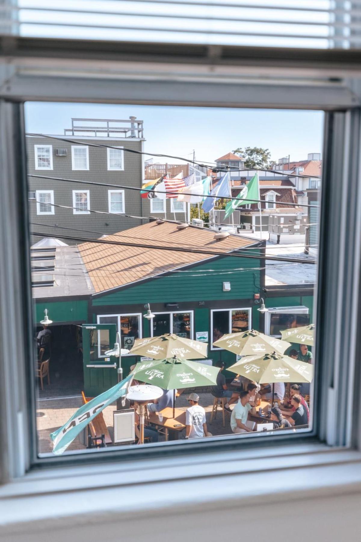 Chic On Thames St Deck & Free Parking Apartment Newport